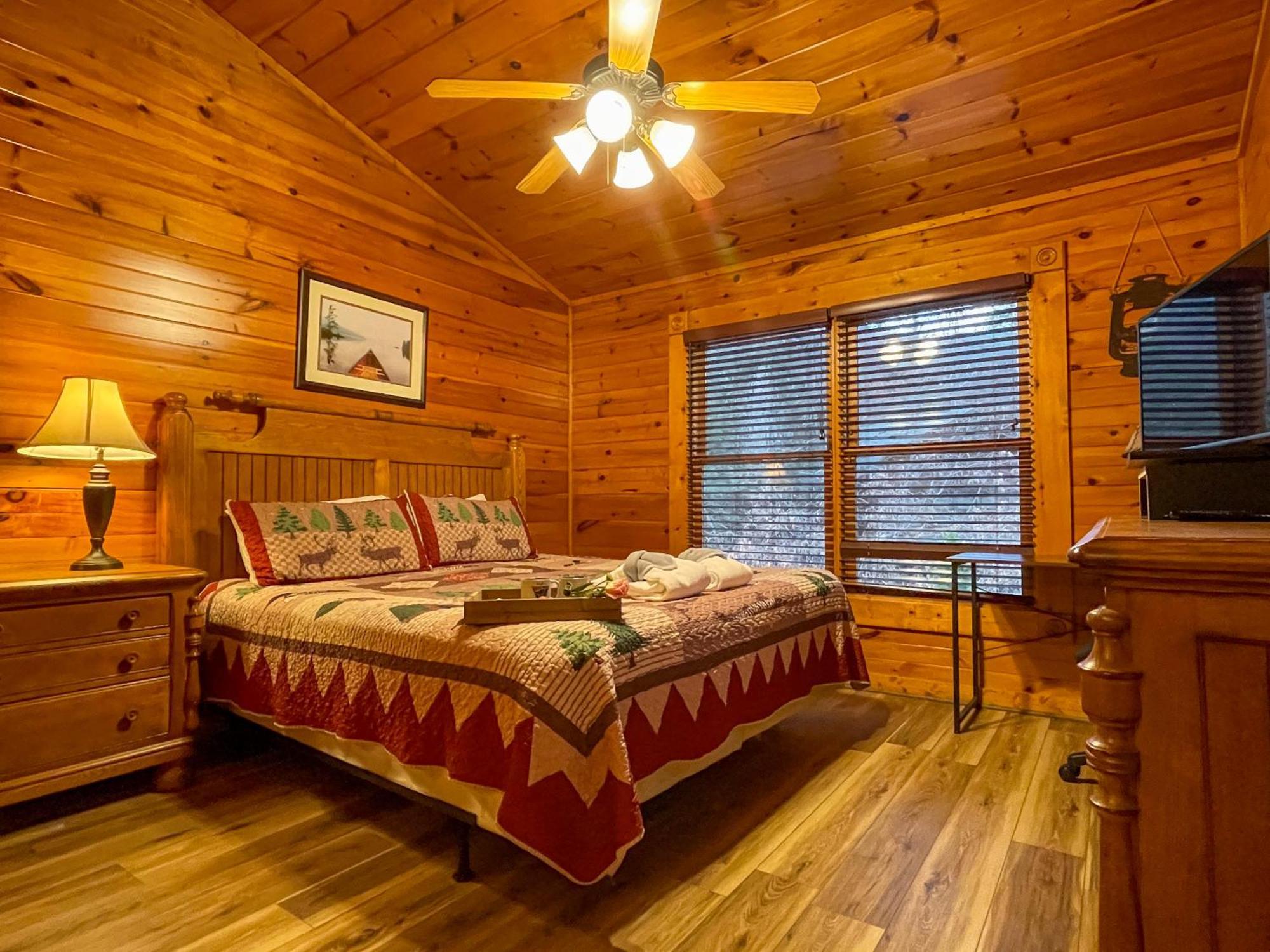 Spacious Log Cabin, Easy Drive, Hot Tub, Arcade Gameroom, Mountain Vibe Gatlinburg