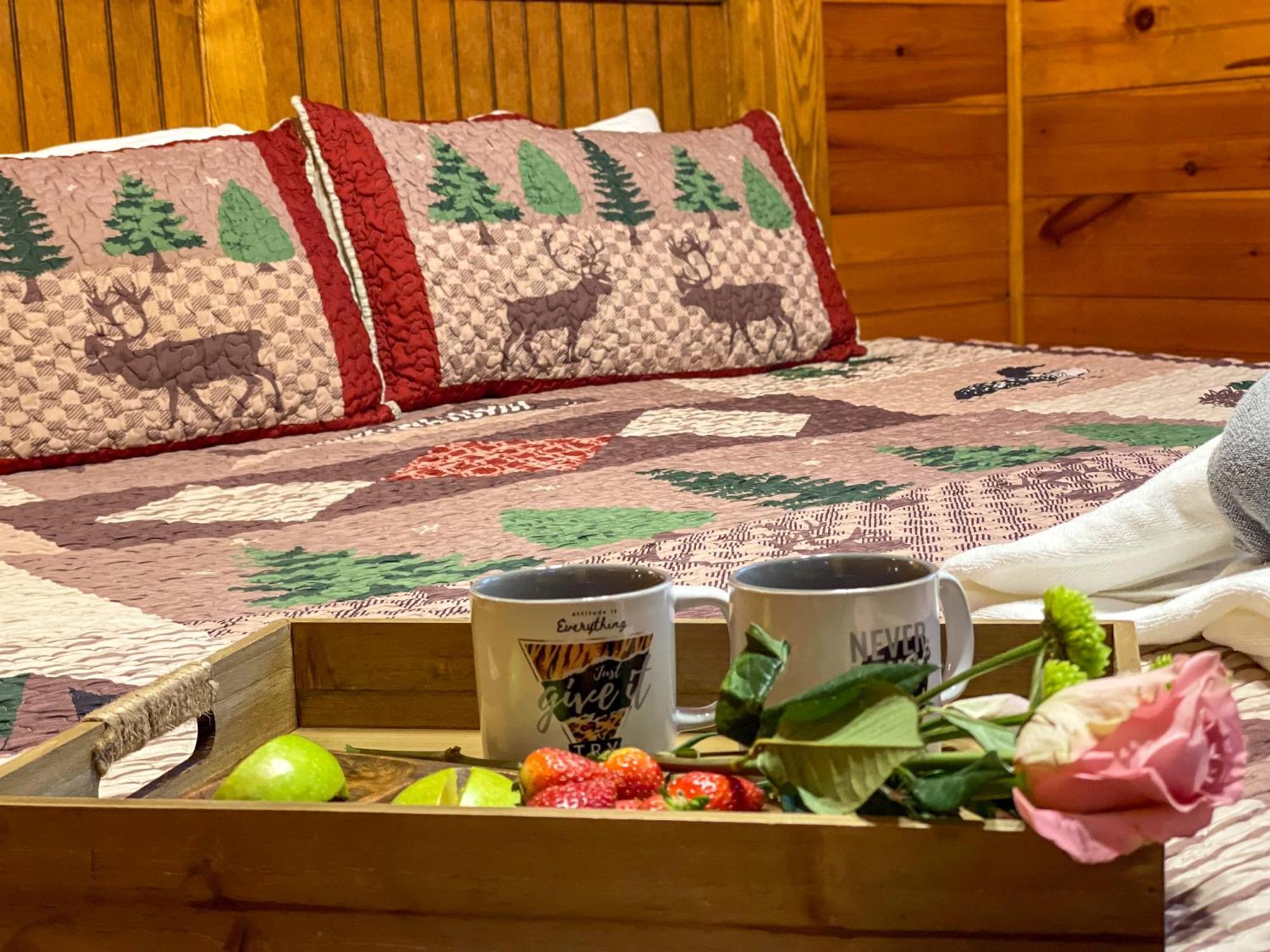 Spacious Log Cabin, Easy Drive, Hot Tub, Arcade Gameroom, Mountain Vibe