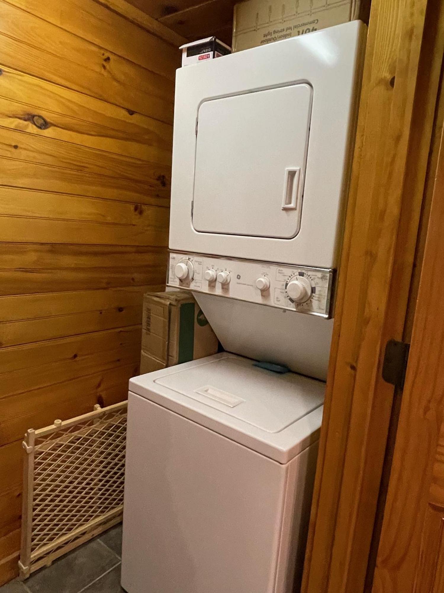 Villa Spacious Log Cabin, Easy Drive, Hot Tub, Arcade Gameroom, Mountain Vibe *
