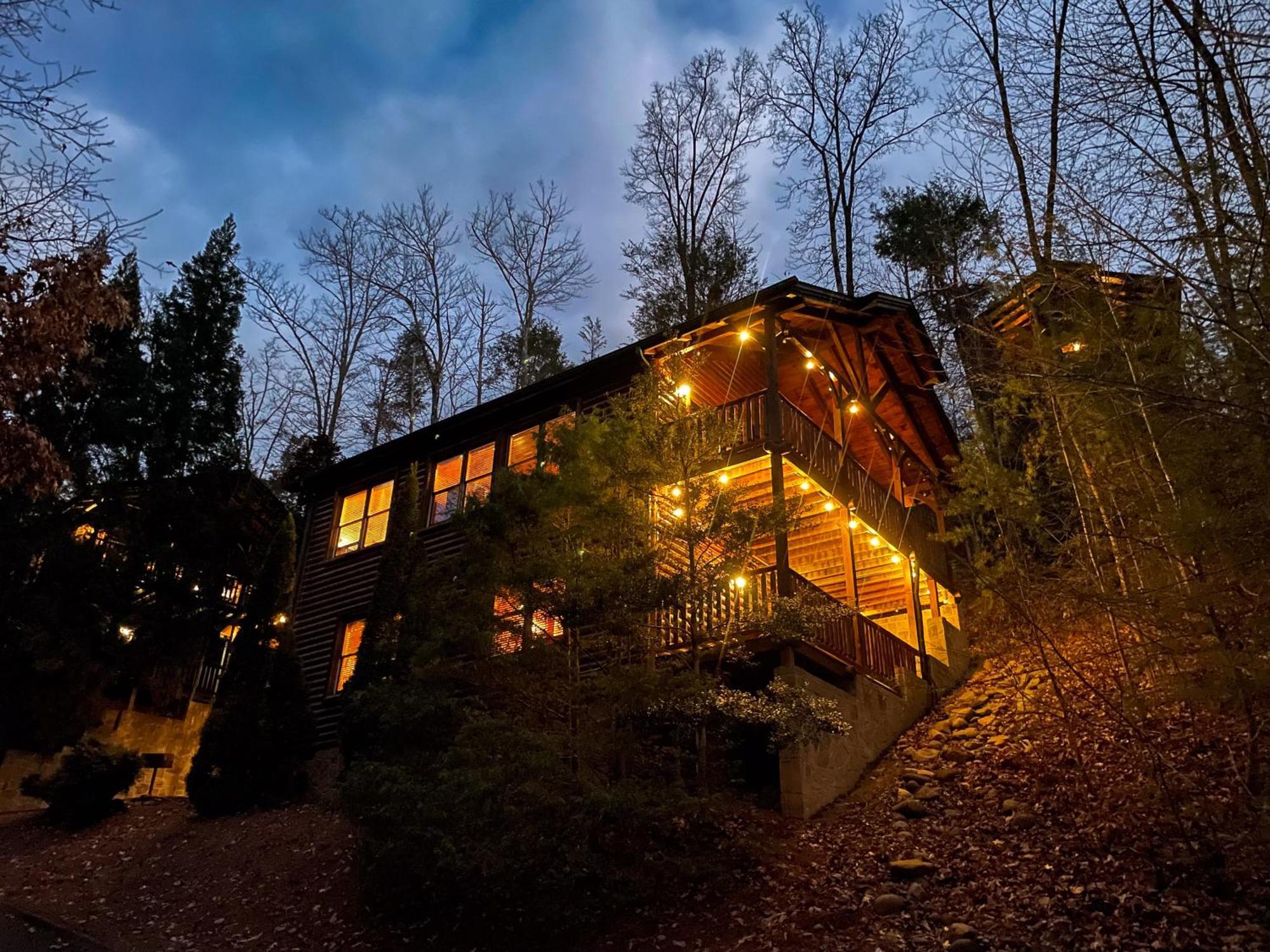 Spacious Log Cabin, Easy Drive, Hot Tub, Arcade Gameroom, Mountain Vibe * Gatlinburg