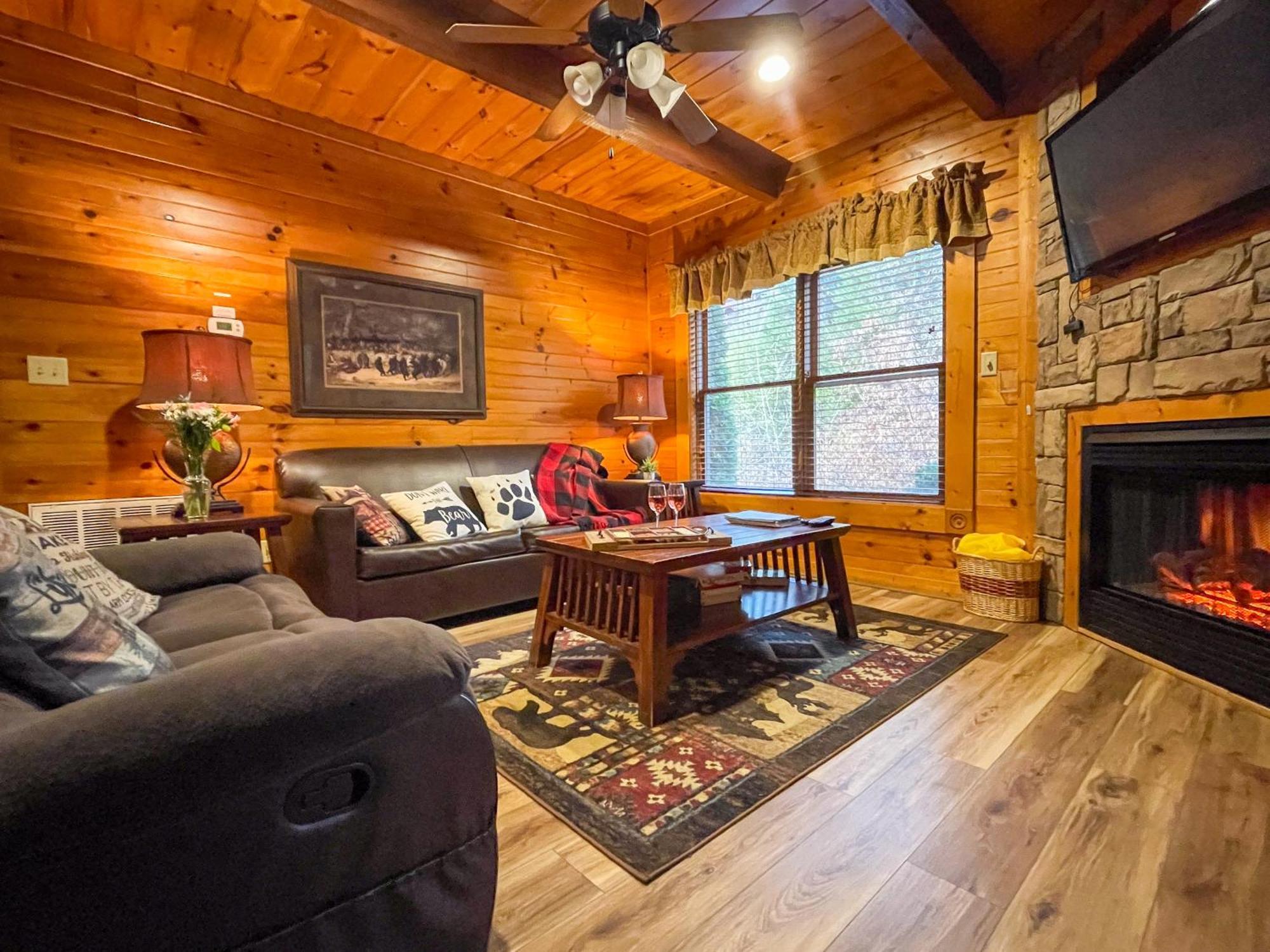 Villa Spacious Log Cabin, Easy Drive, Hot Tub, Arcade Gameroom, Mountain Vibe Gatlinburg
