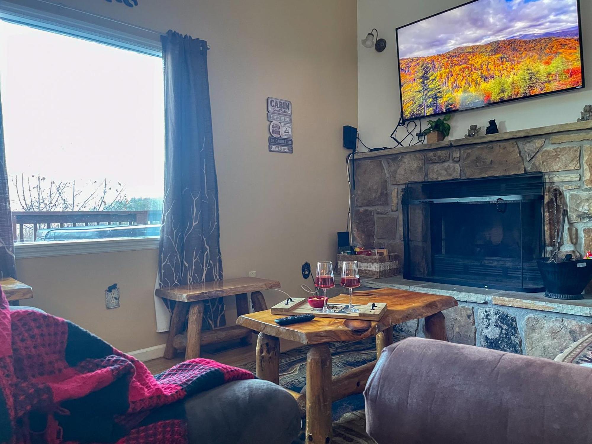 Heavenly View - Bear Themed Cabin, Hottub, Dog-friendly, Near Chalet Gatlinburg