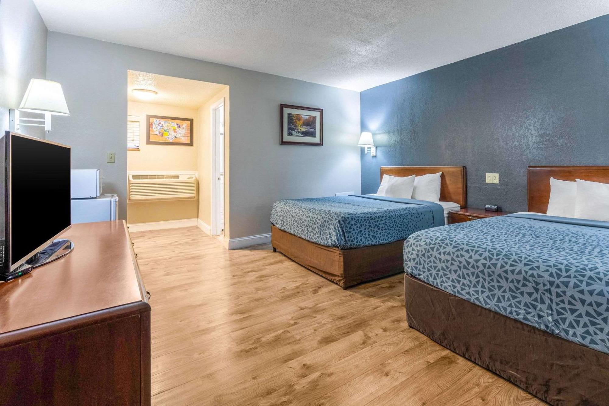 Hotel Econo & On The River 2*