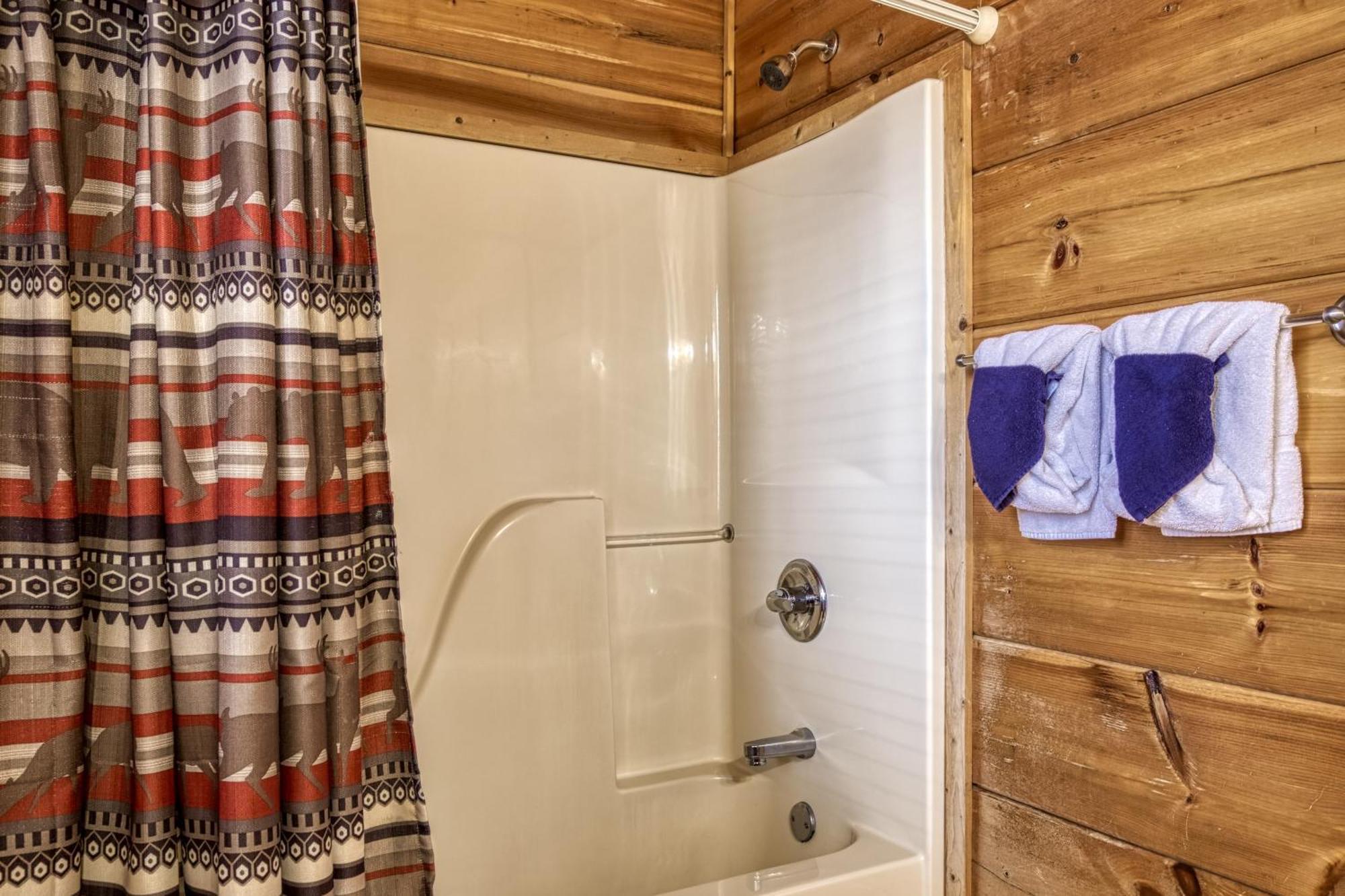 Up & Away, Hot Tub, Game Room, Wifi, 1089 Free Tickets Each Paid Day, Dollywood And Gatlinburg