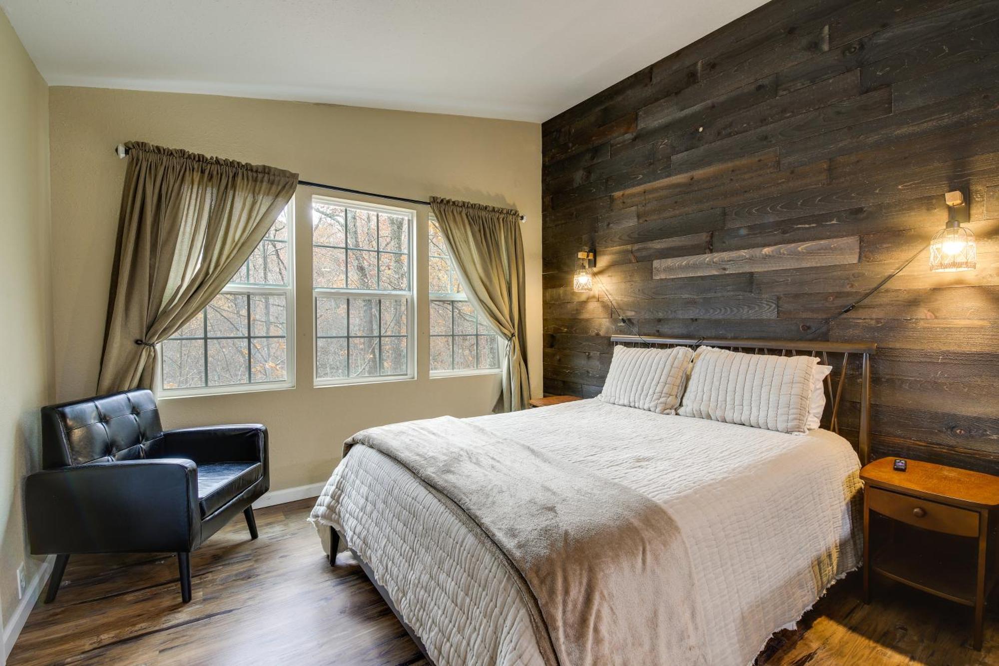 Updated Cobbly Nob With Hot Tub! Holiday home Gatlinburg