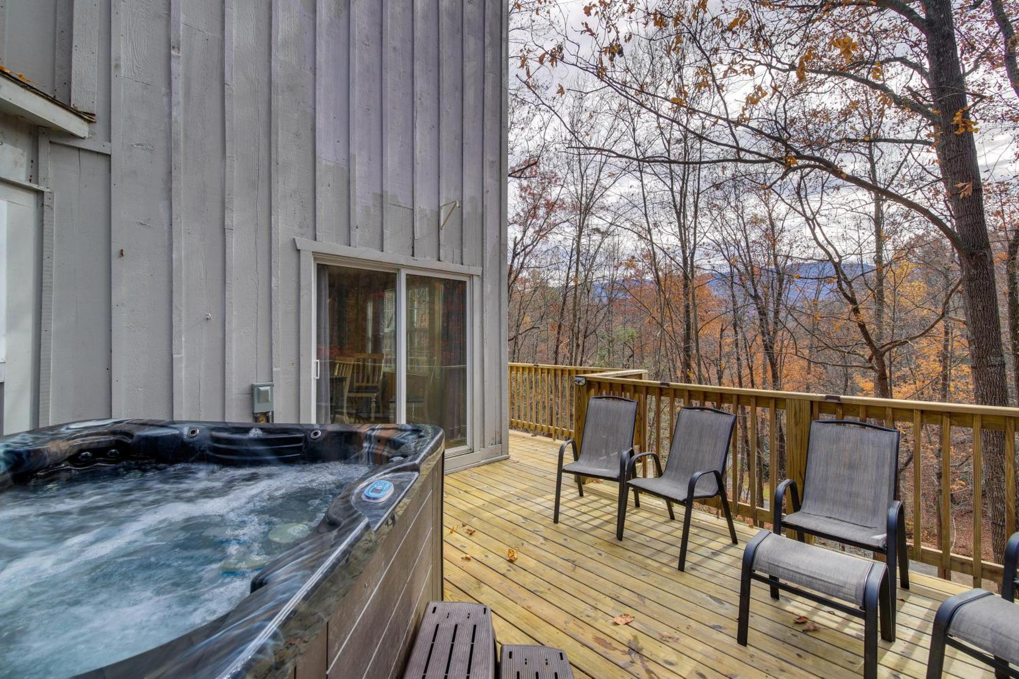 Holiday home Updated Cobbly Nob With Hot Tub!