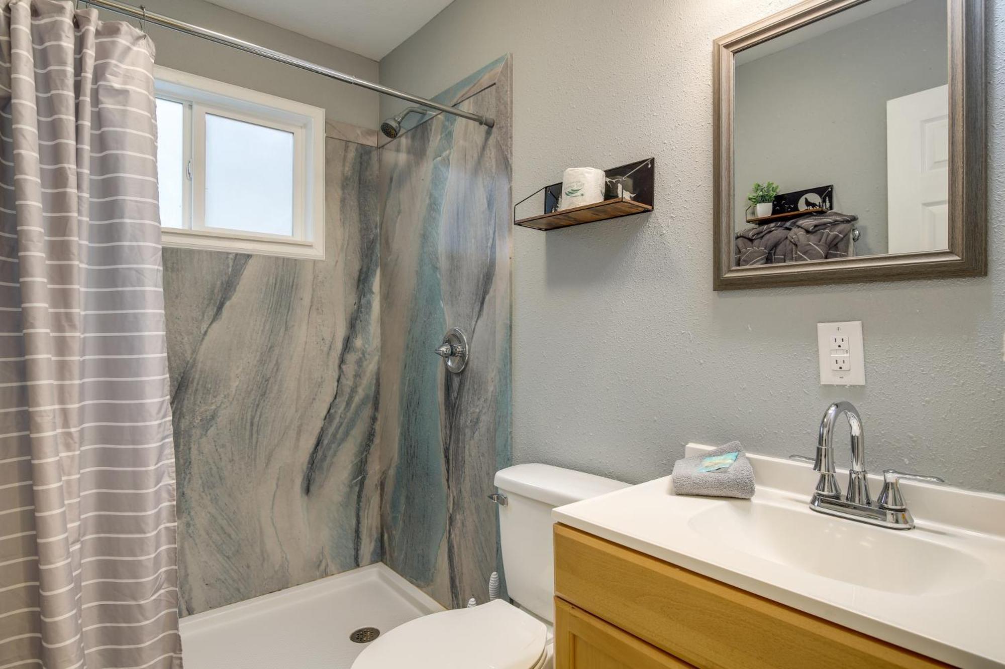 Updated Cobbly Nob With Hot Tub! Holiday home Gatlinburg