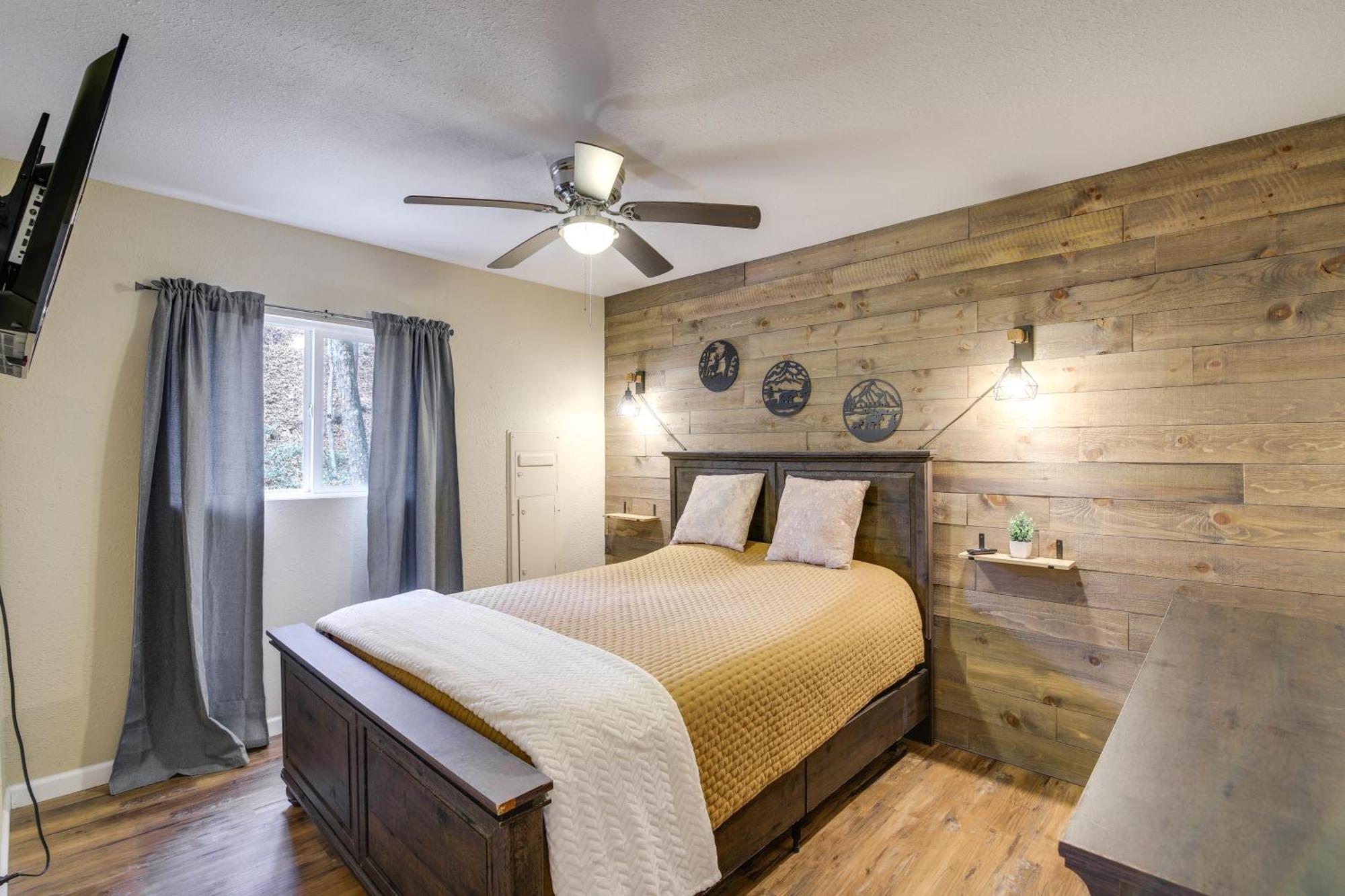 Updated Cobbly Nob With Hot Tub! Holiday home Gatlinburg