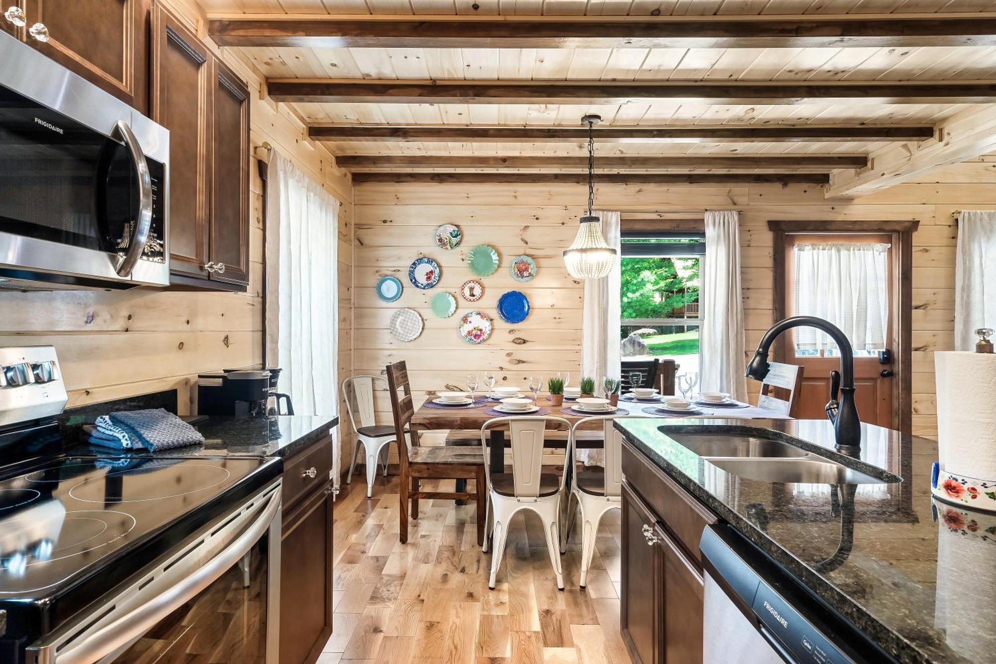 Holiday home Dolly's Cute Cabin: Smoky Mountain Retreat With Hot Tub And Game