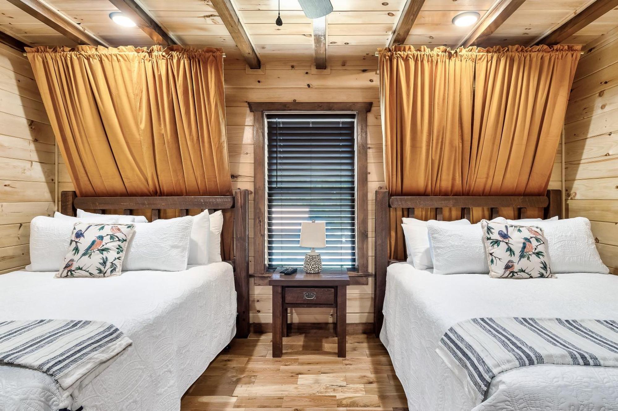 Dolly's Cute Cabin: Smoky Mountain Retreat With Hot Tub And Game Gatlinburg