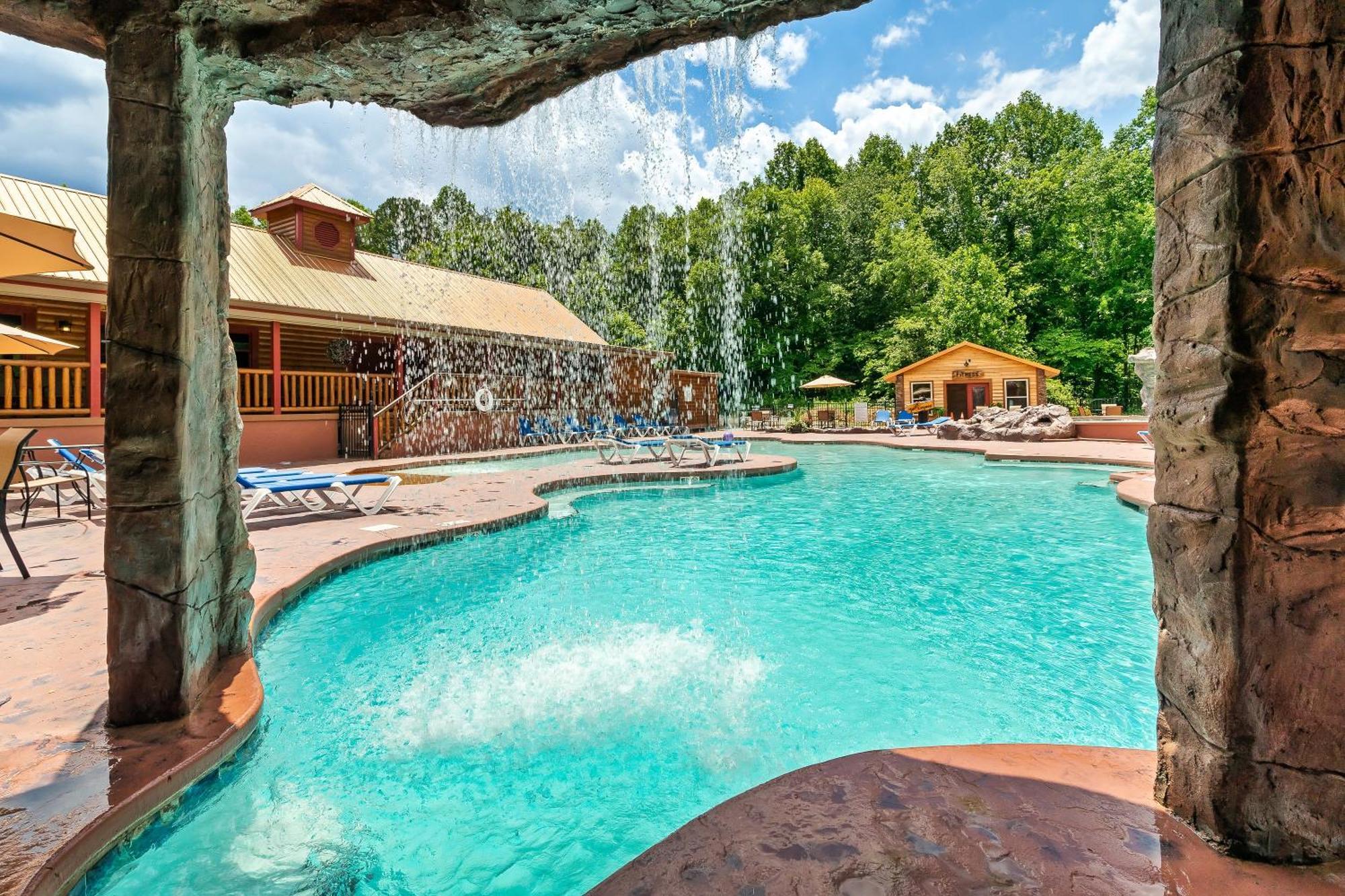 Holiday home Dolly's Cute Cabin: Smoky Mountain Retreat With Hot Tub And Game Gatlinburg