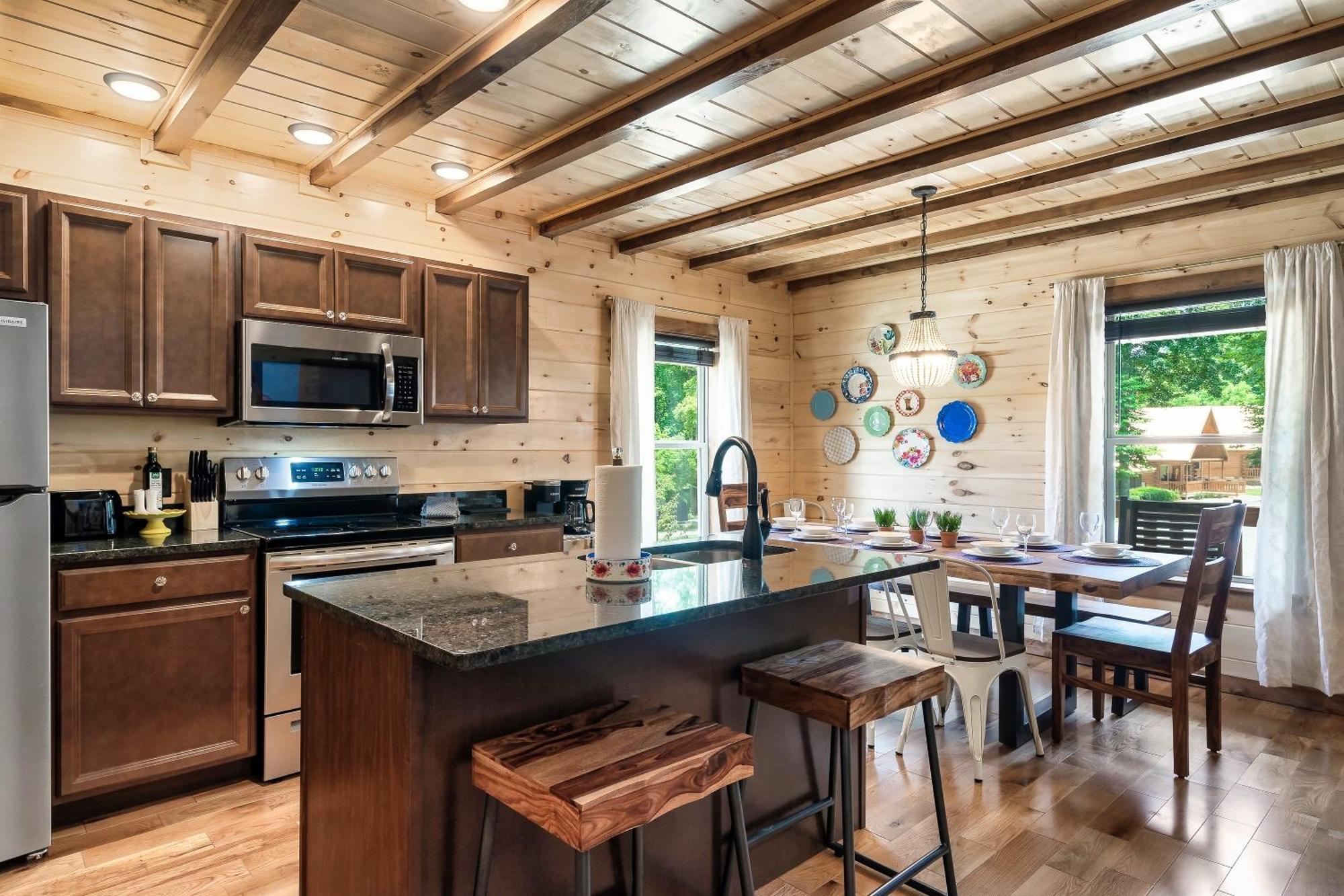 Holiday home Dolly's Cute Cabin: Smoky Mountain Retreat With Hot Tub And Game