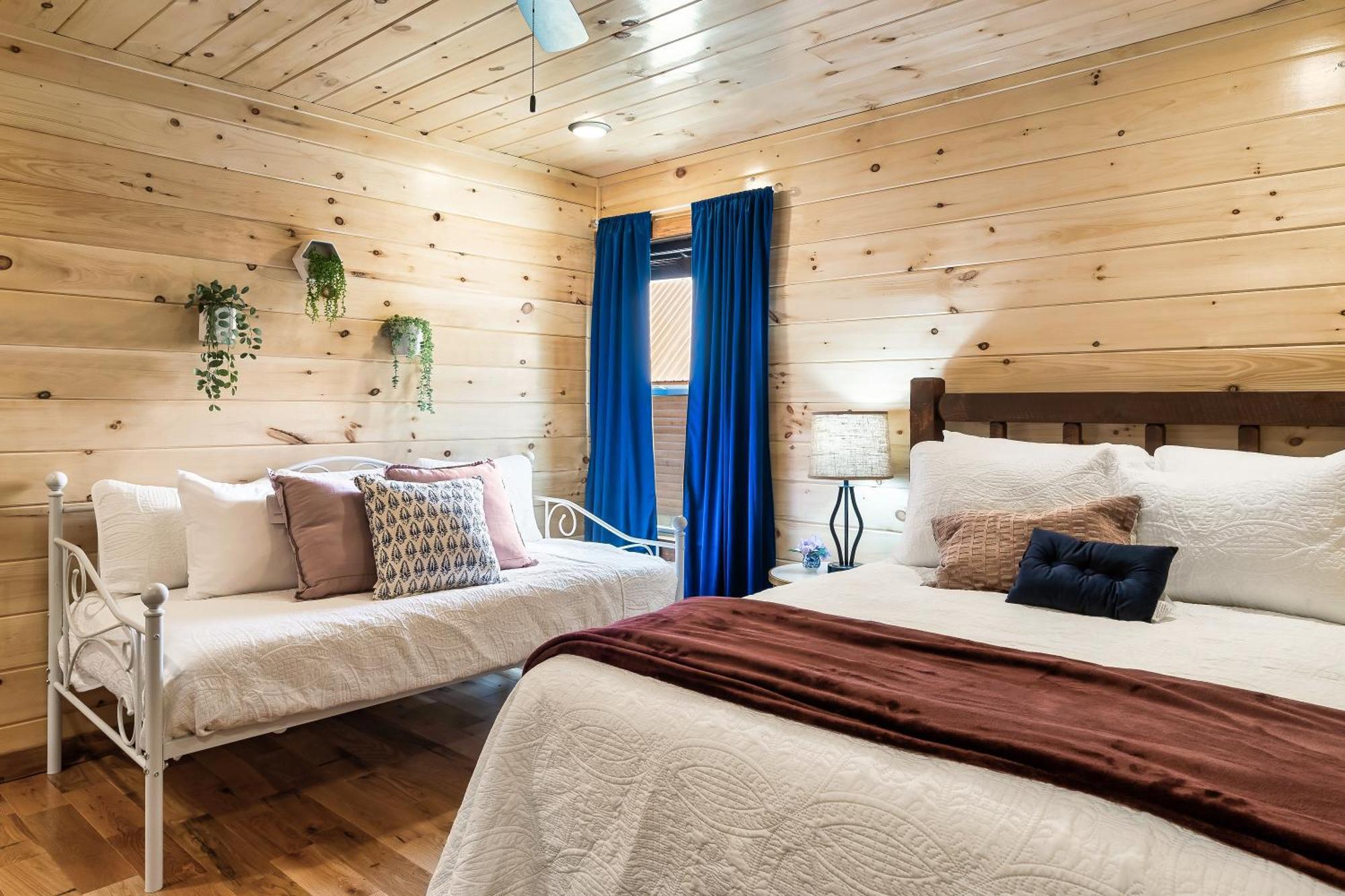 Dolly's Cute Cabin: Smoky Mountain Retreat With Hot Tub And Game Gatlinburg