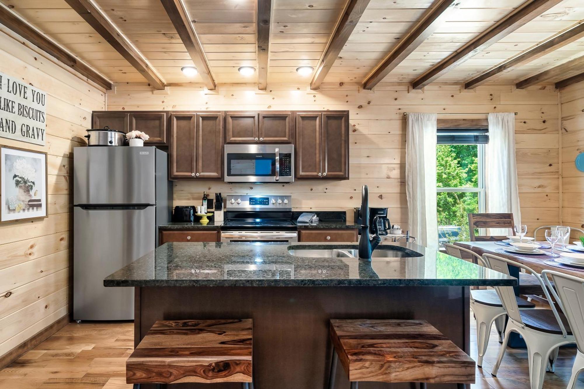 Dolly's Cute Cabin: Smoky Mountain Retreat With Hot Tub And Game Holiday home *