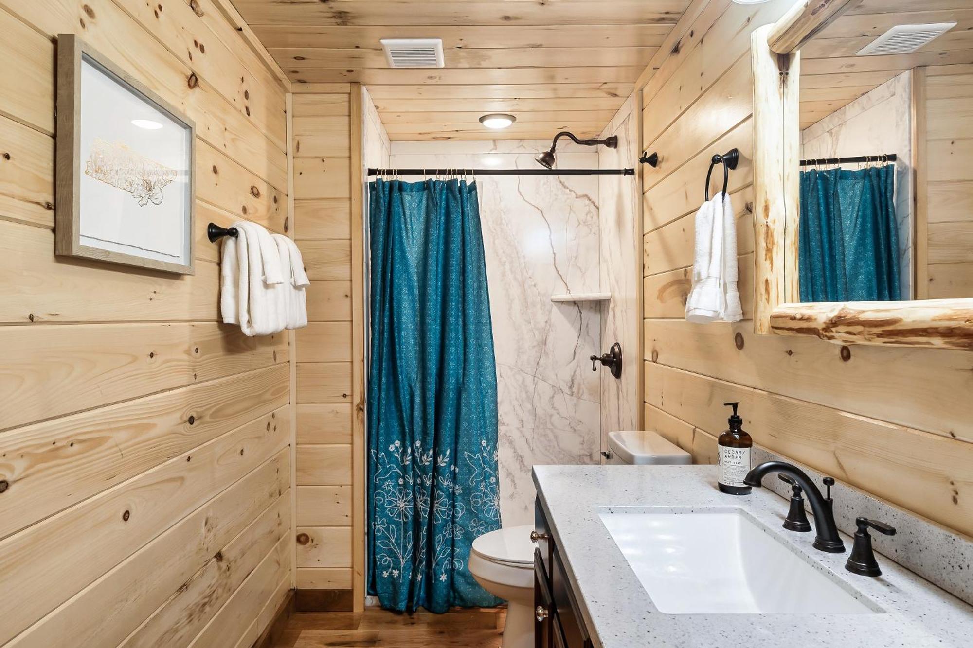Holiday home Dolly's Cute Cabin: Smoky Mountain Retreat With Hot Tub And Game *