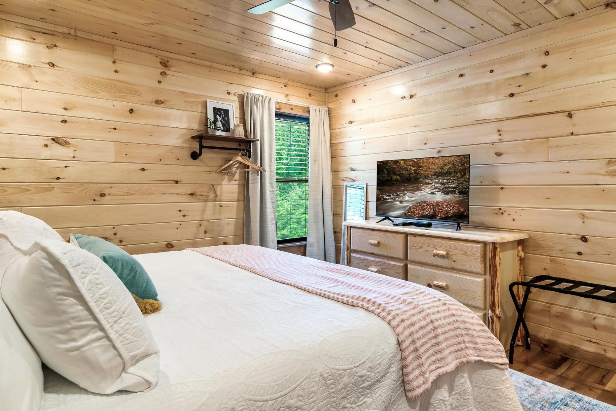 Dolly's Cute Cabin: Smoky Mountain Retreat With Hot Tub And Game