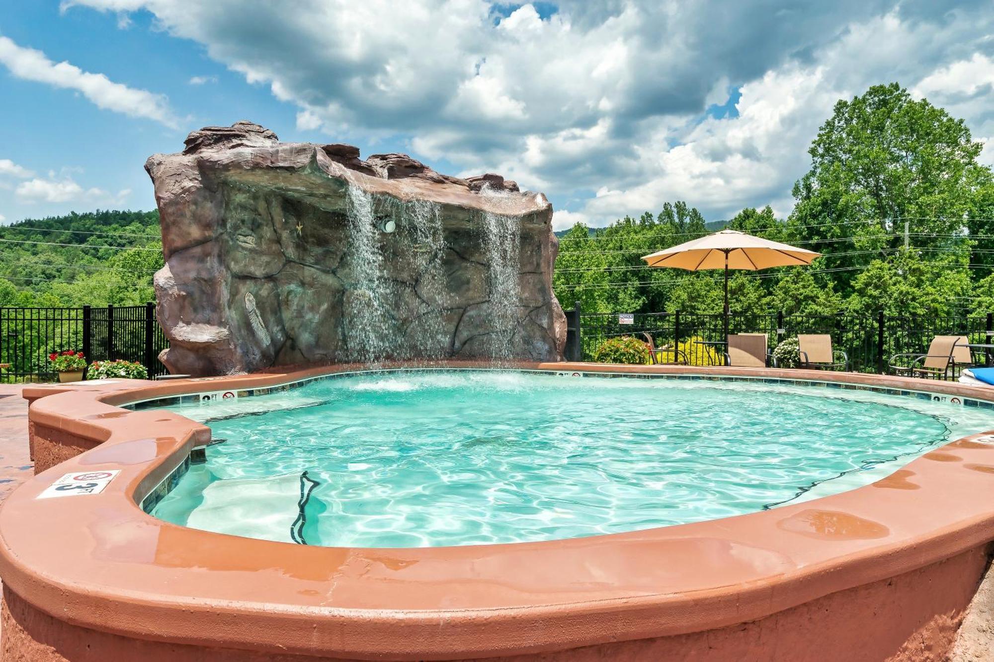 Dolly's Cute Cabin: Smoky Mountain Retreat With Hot Tub And Game Holiday home *