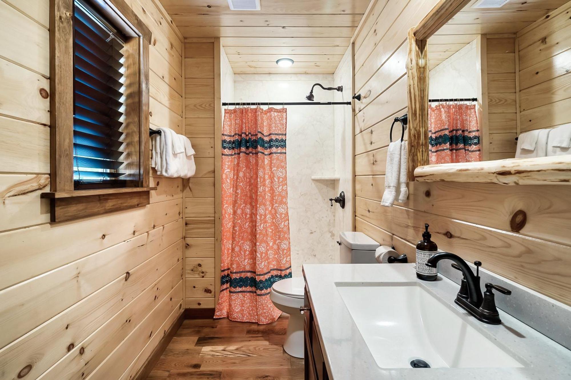 Dolly's Cute Cabin: Smoky Mountain Retreat With Hot Tub And Game Holiday home Gatlinburg