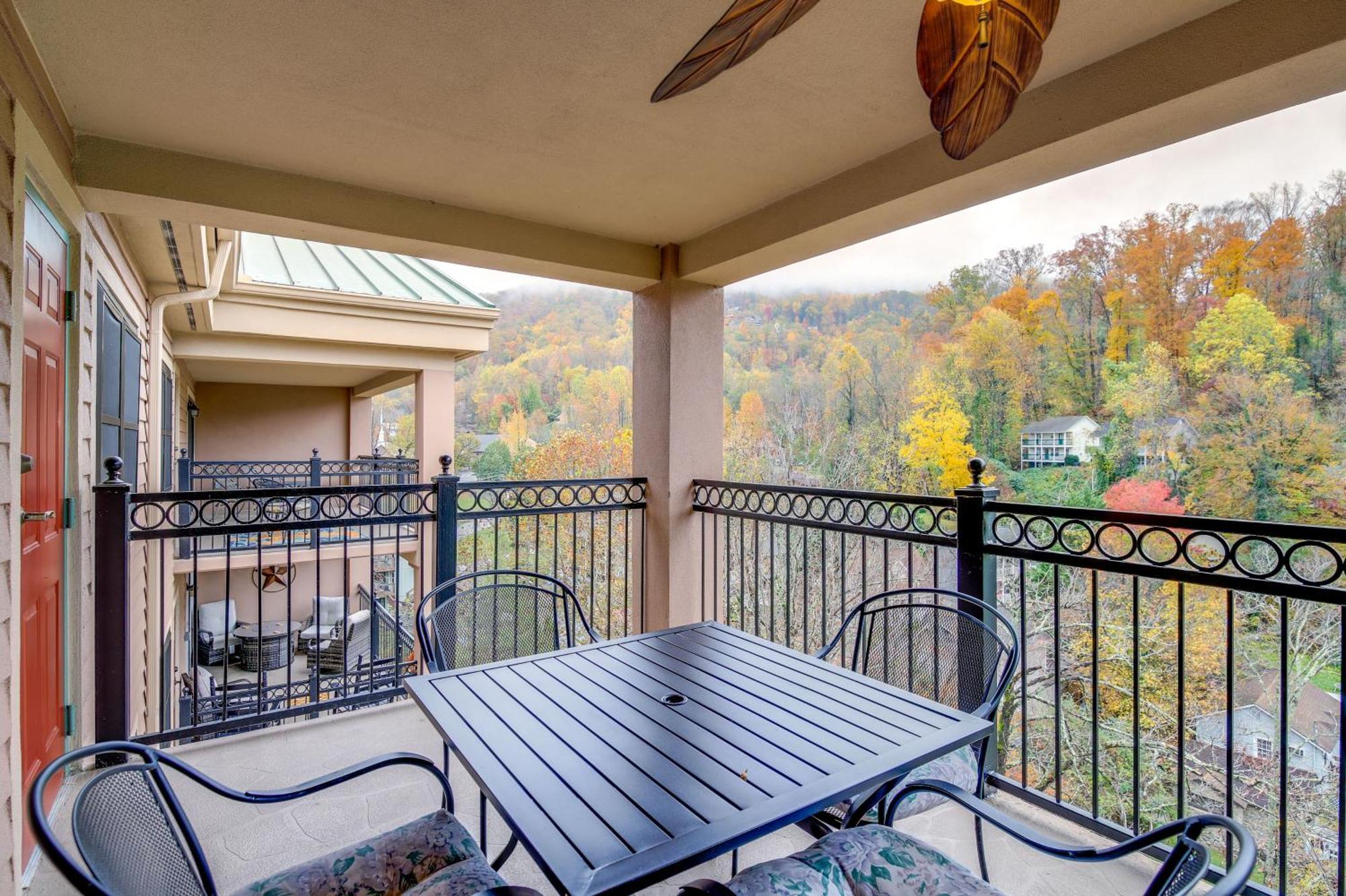 Newly-renovated With Mtn Views - Walk To Dtwn! Apartment