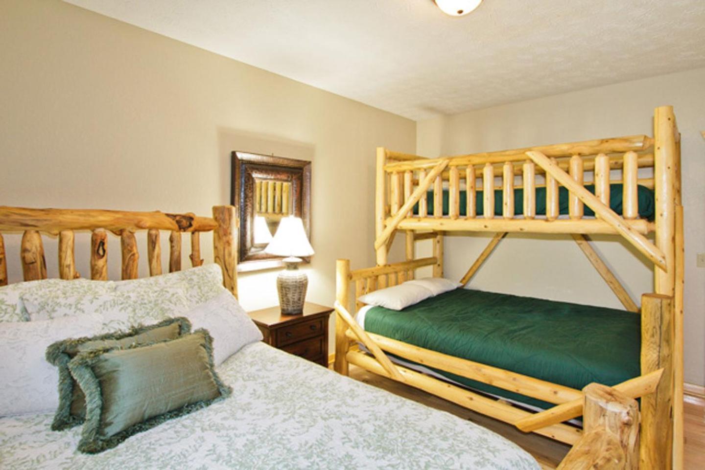 Big Bear Ridge Lodge: Mountain View Log Retreat