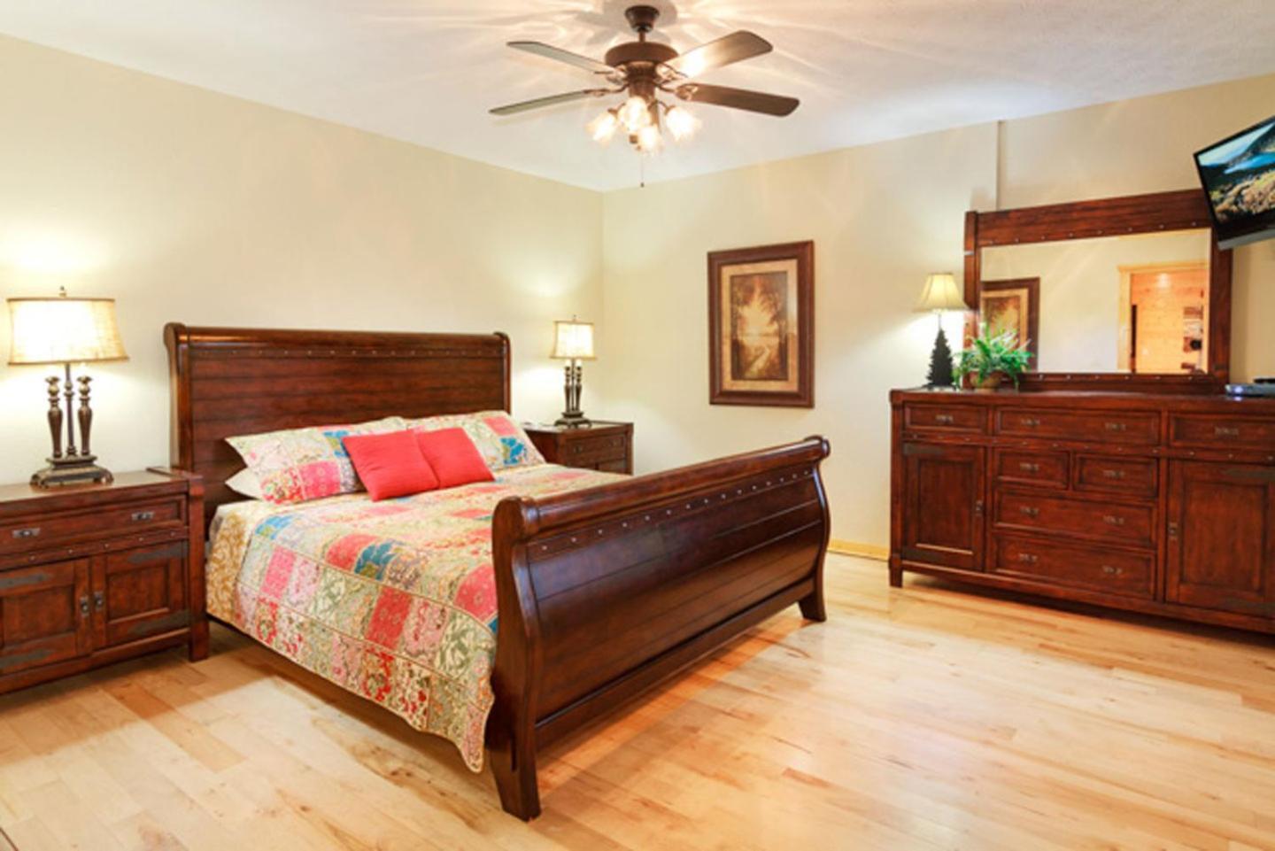 Big Bear Ridge Lodge: Mountain View Log Retreat Gatlinburg