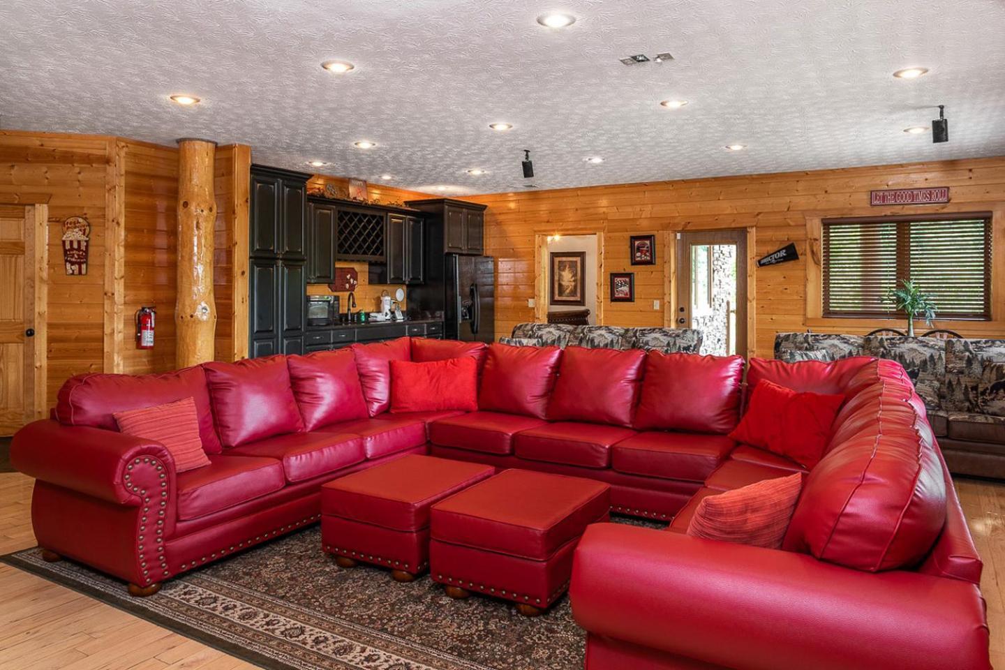 Big Bear Ridge Lodge: Mountain View Log Retreat Gatlinburg