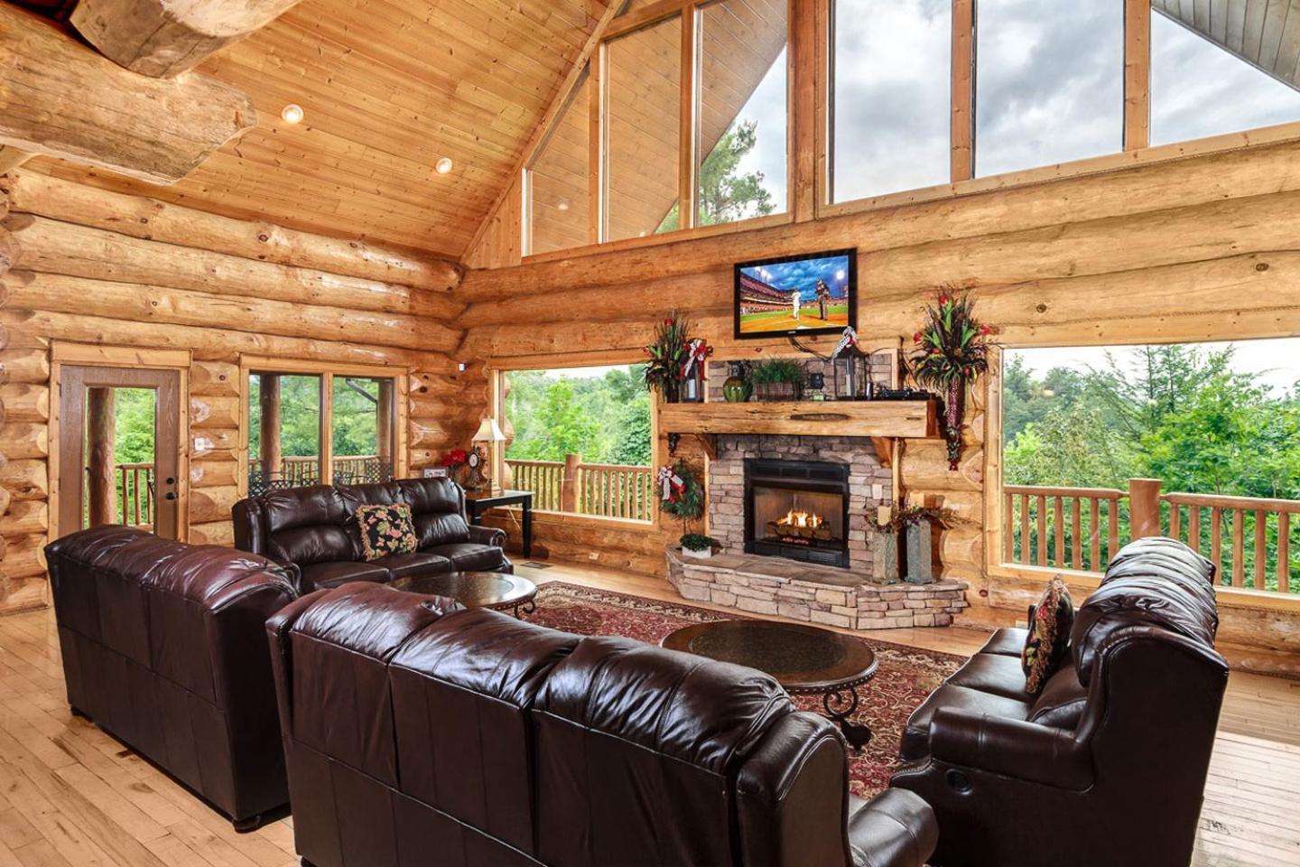 Big Bear Ridge Lodge: Mountain View Log Retreat Holiday home Gatlinburg