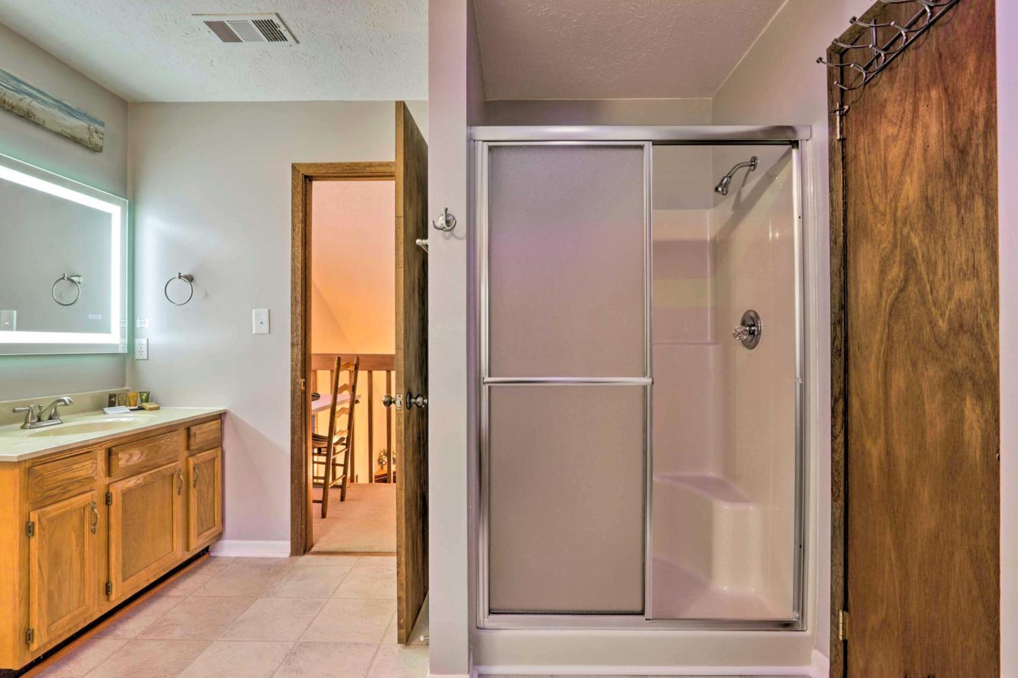 Cozy With Mountain Views Near Skylift Park!
