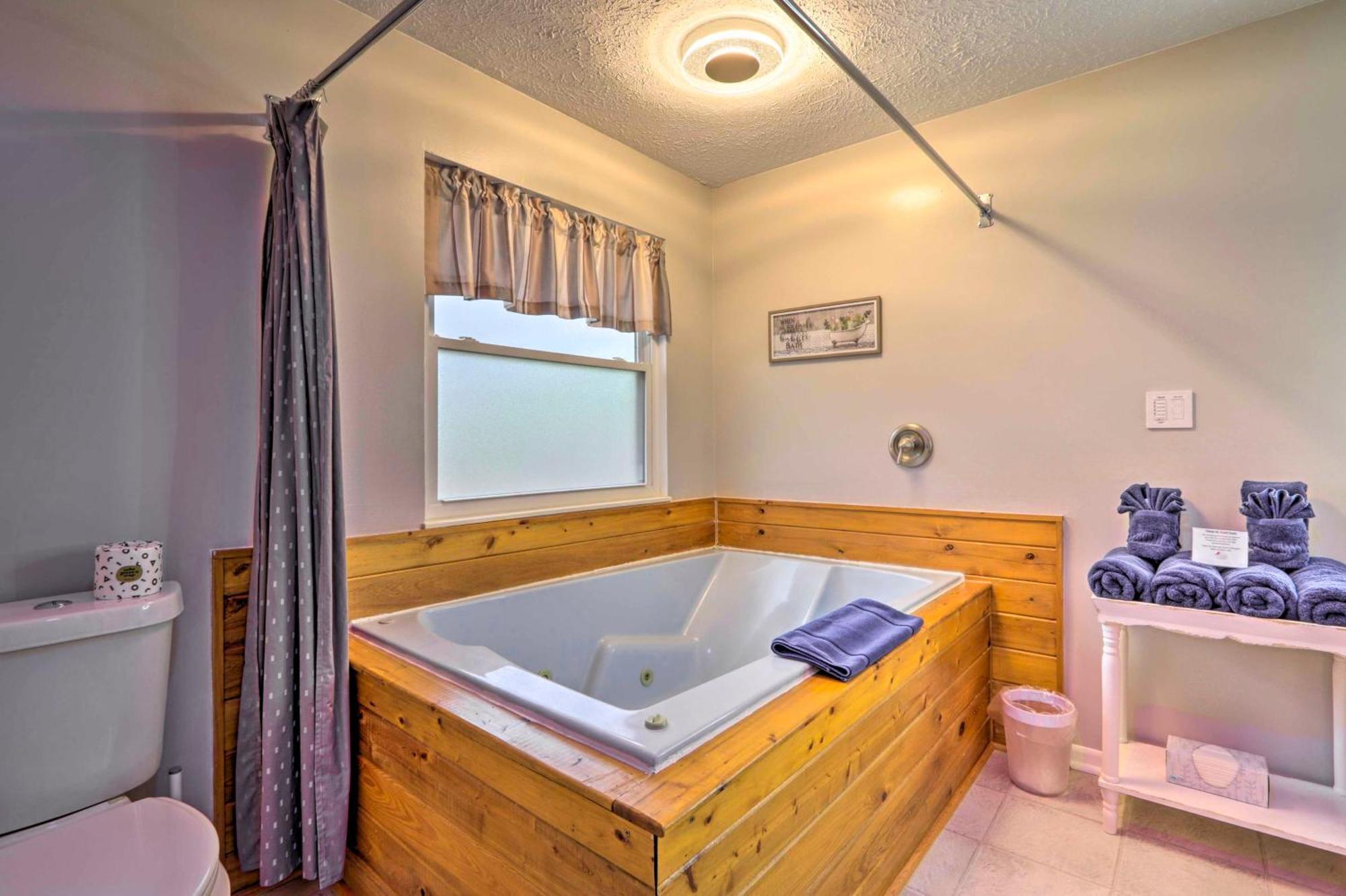 Cozy With Mountain Views Near Skylift Park! Holiday home