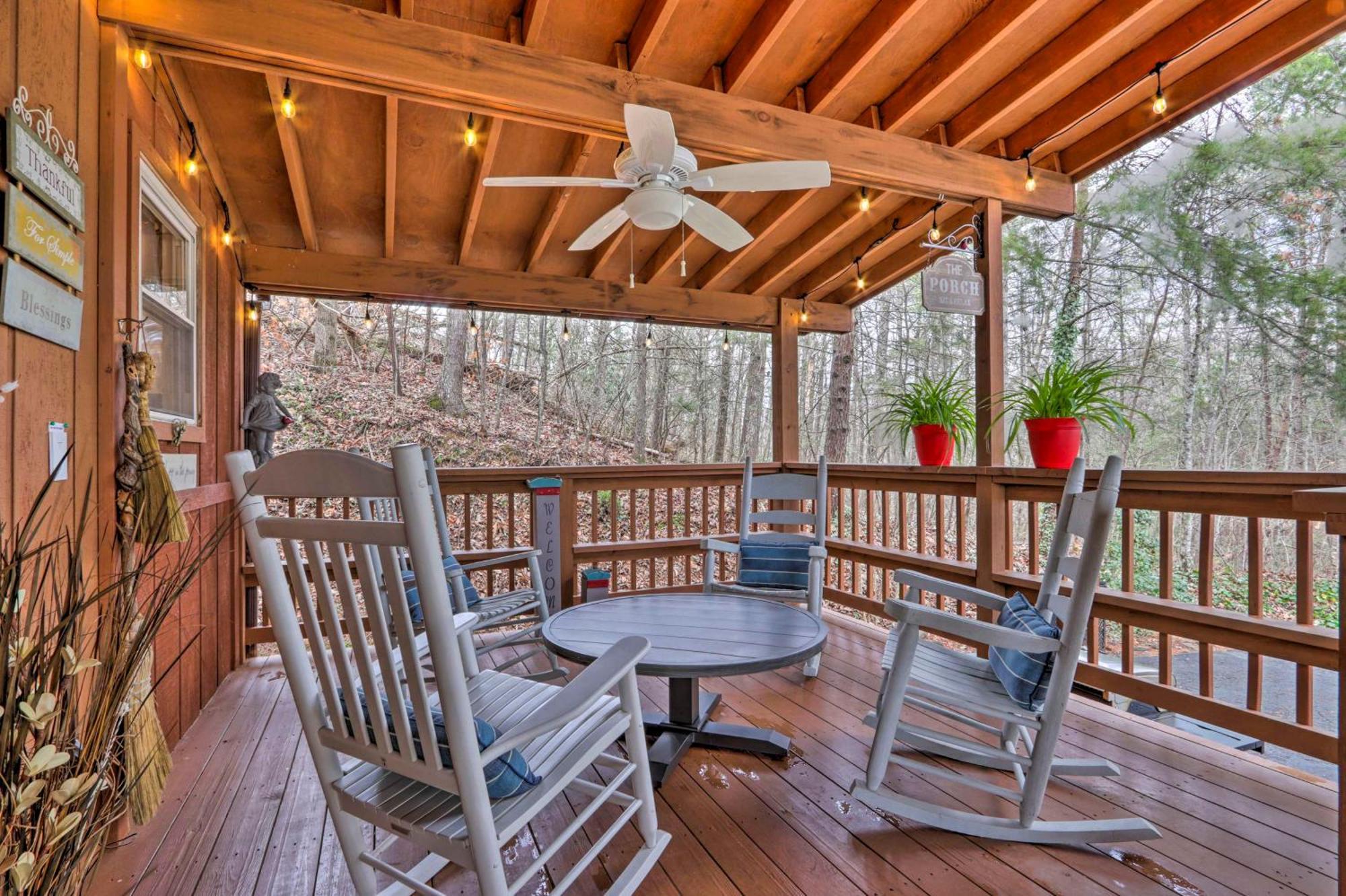 Holiday home Cozy With Mountain Views Near Skylift Park! Gatlinburg