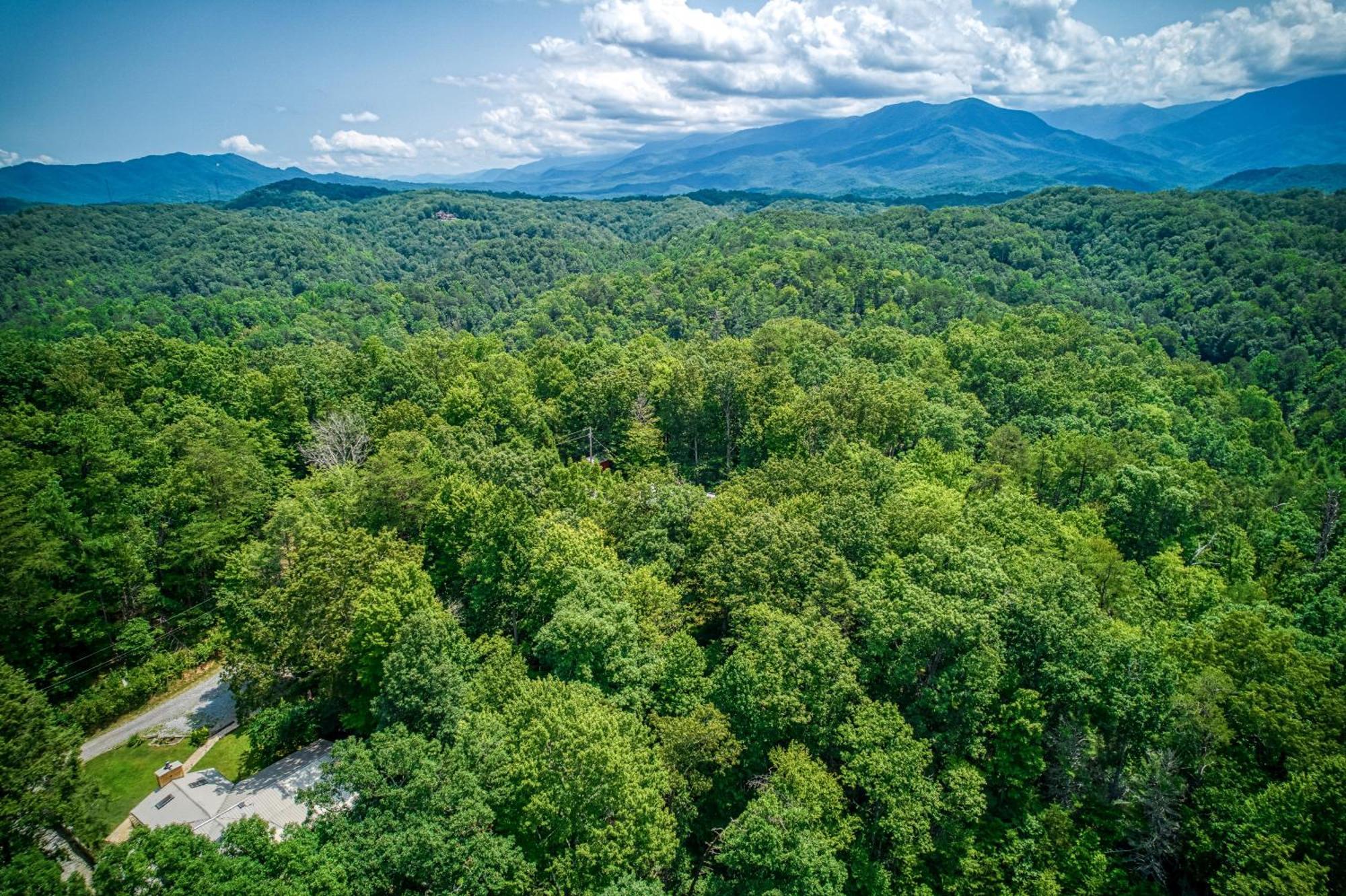 Whispering Winds, Hot Tub, Game Room, Wifi, 1089 Free Tickets Each Paid Day, Dollywood And