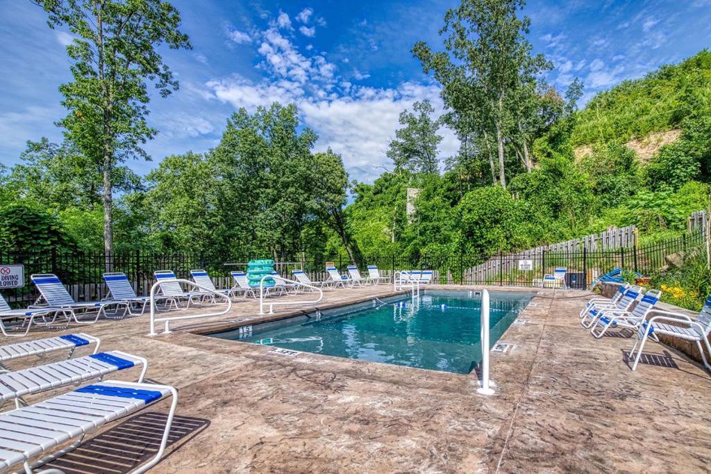 Mountain Jewel, Hot Tub, Theater Room, 1089 Free Tickets Each Paid Day, Dollywood And More! * Gatlinburg