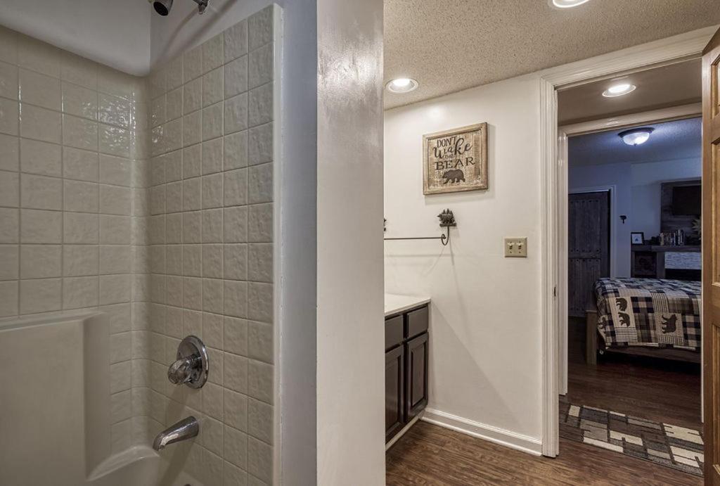 Holiday home Moonshine Chalet, Hot Tub, Pool Access, Wifi, 1089 Free Tickets Each Paid Day, Dollywood And *