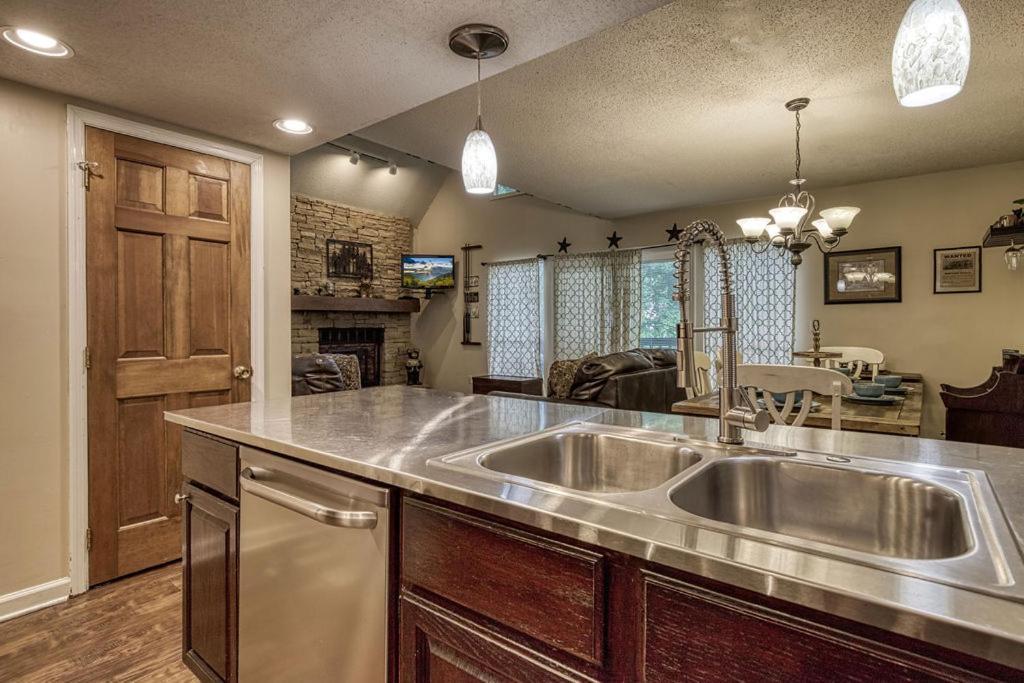 Holiday home Moonshine Chalet, Hot Tub, Pool Access, Wifi, 1089 Free Tickets Each Paid Day, Dollywood And Gatlinburg