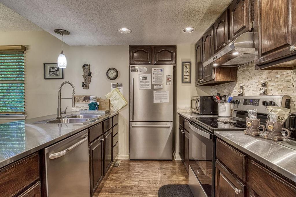 Moonshine Chalet, Hot Tub, Pool Access, Wifi, 1089 Free Tickets Each Paid Day, Dollywood And Holiday home Gatlinburg