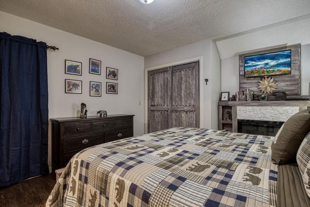 Moonshine Chalet, Hot Tub, Pool Access, Wifi, 1089 Free Tickets Each Paid Day, Dollywood And Holiday home