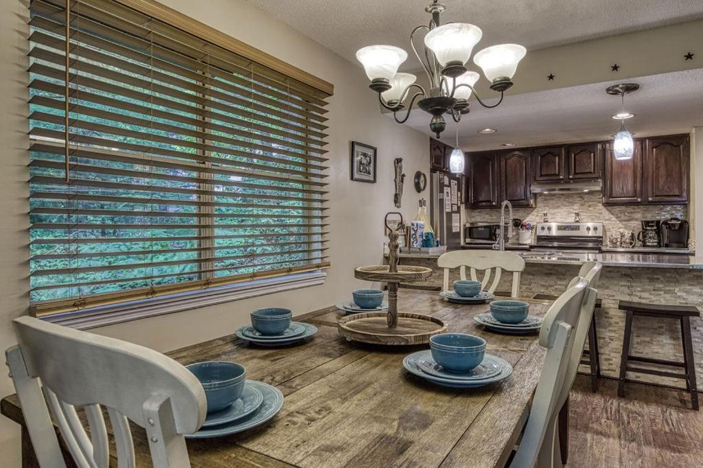 Moonshine Chalet, Hot Tub, Pool Access, Wifi, 1089 Free Tickets Each Paid Day, Dollywood And