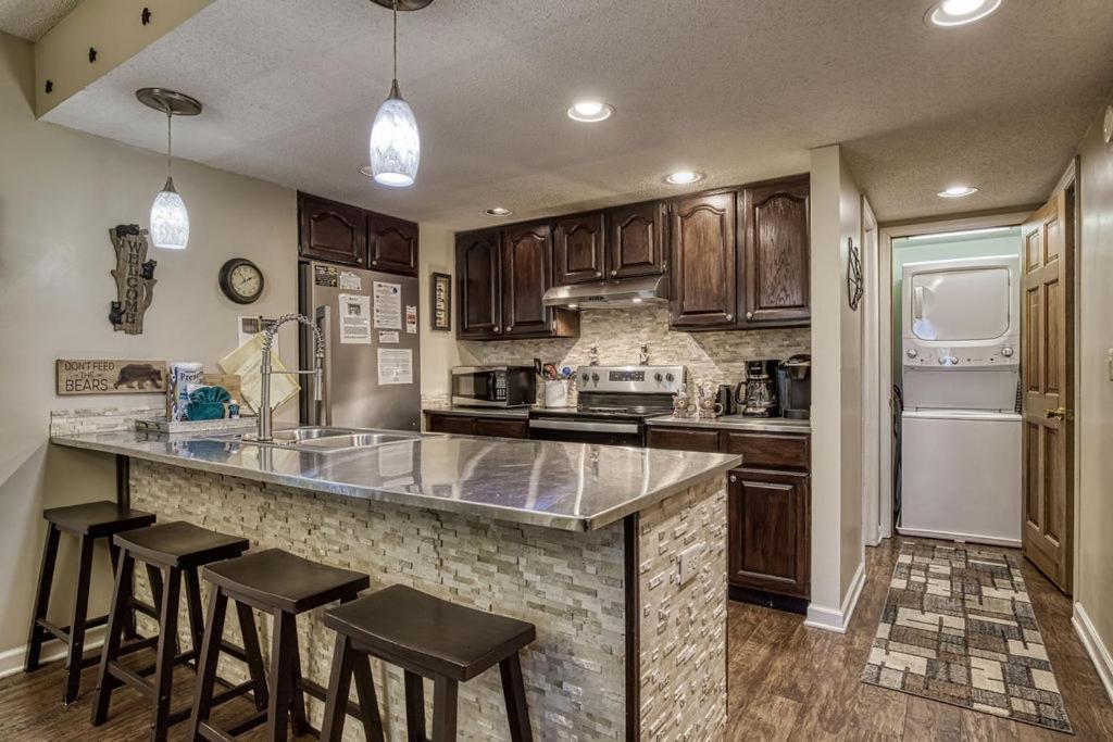 Holiday home Moonshine Chalet, Hot Tub, Pool Access, Wifi, 1089 Free Tickets Each Paid Day, Dollywood And