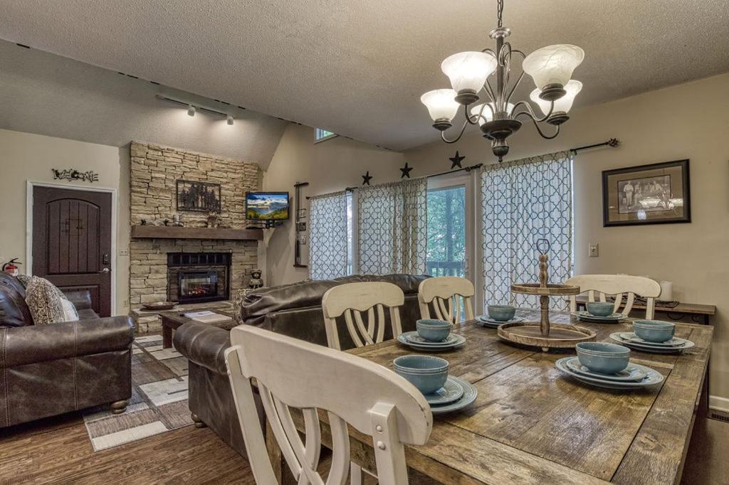 Moonshine Chalet, Hot Tub, Pool Access, Wifi, 1089 Free Tickets Each Paid Day, Dollywood And Holiday home