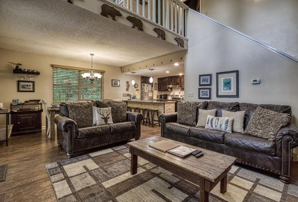 Moonshine Chalet, Hot Tub, Pool Access, Wifi, 1089 Free Tickets Each Paid Day, Dollywood And