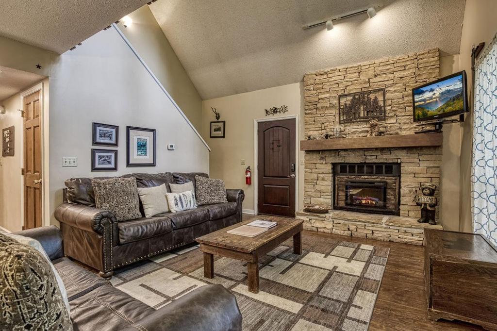 Moonshine Chalet, Hot Tub, Pool Access, Wifi, 1089 Free Tickets Each Paid Day, Dollywood And * Gatlinburg