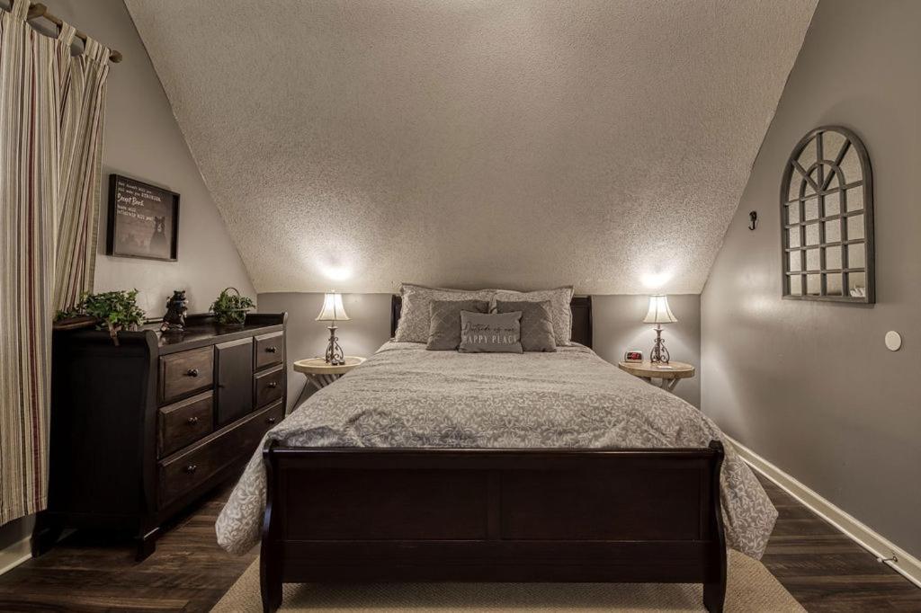 Moonshine Chalet, Hot Tub, Pool Access, Wifi, 1089 Free Tickets Each Paid Day, Dollywood And Holiday home Gatlinburg