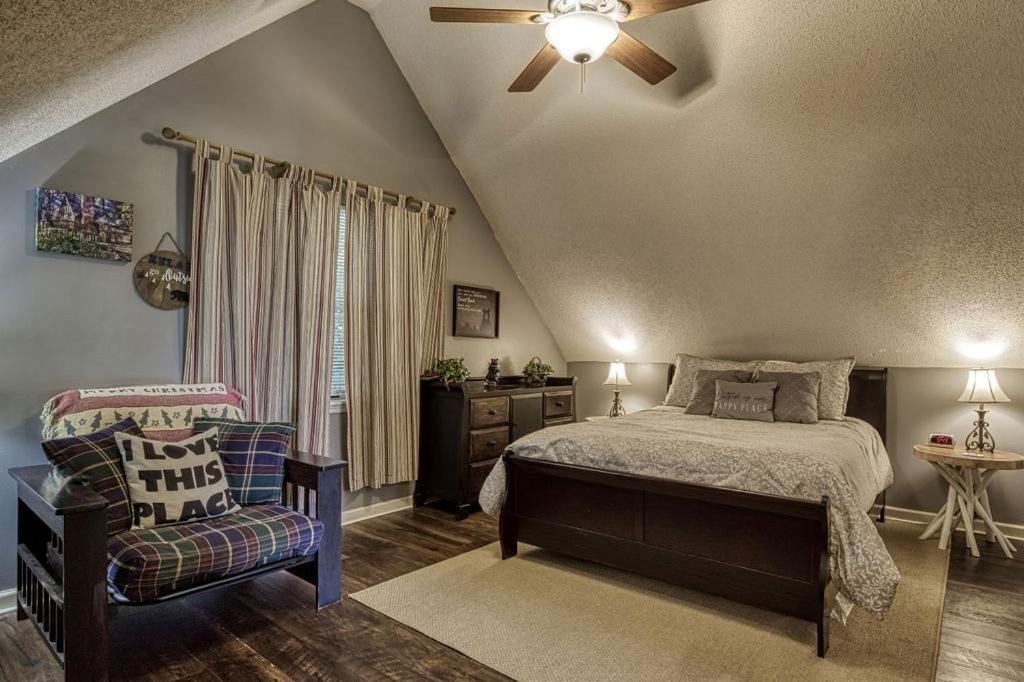 Moonshine Chalet, Hot Tub, Pool Access, Wifi, 1089 Free Tickets Each Paid Day, Dollywood And
