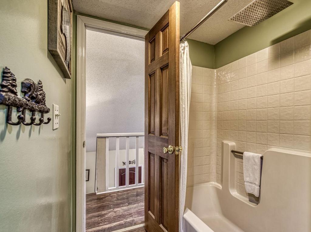 Moonshine Chalet, Hot Tub, Pool Access, Wifi, 1089 Free Tickets Each Paid Day, Dollywood And Holiday home *