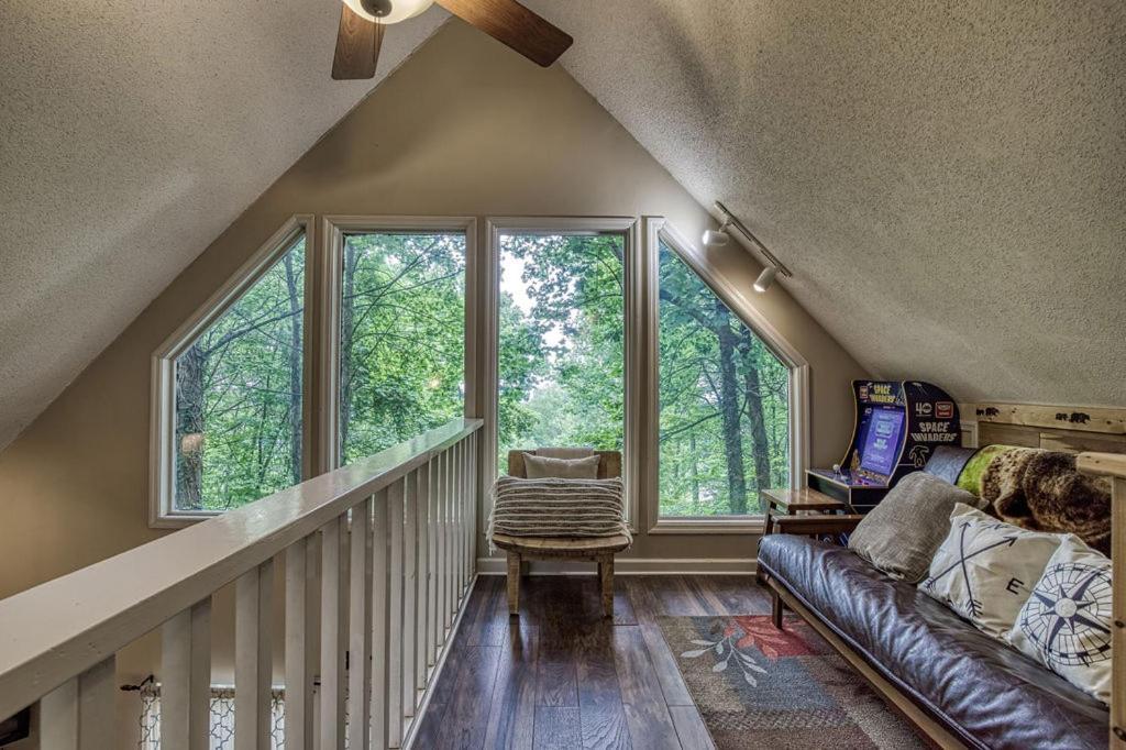 Holiday home Moonshine Chalet, Hot Tub, Pool Access, Wifi, 1089 Free Tickets Each Paid Day, Dollywood And