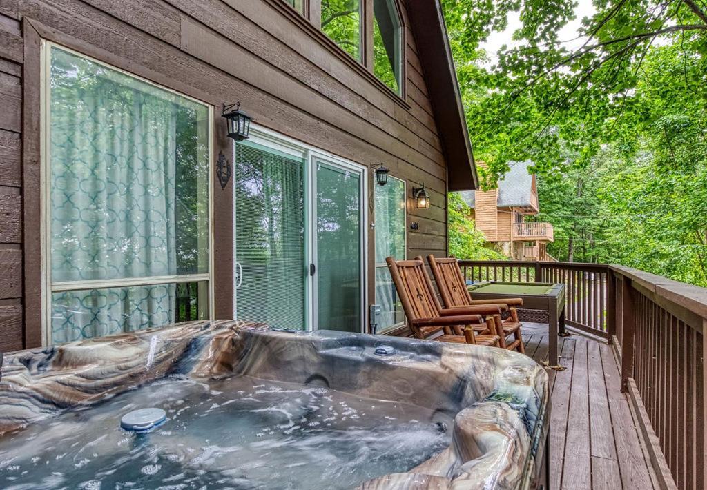 Moonshine Chalet, Hot Tub, Pool Access, Wifi, 1089 Free Tickets Each Paid Day, Dollywood And Holiday home *
