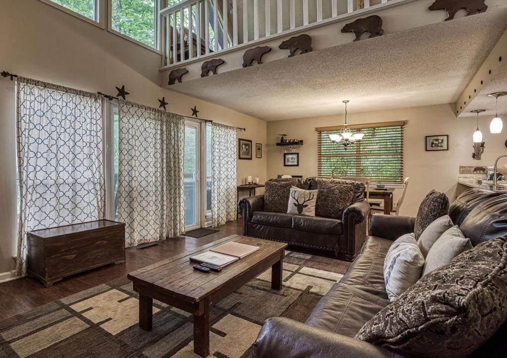 Holiday home Moonshine Chalet, Hot Tub, Pool Access, Wifi, 1089 Free Tickets Each Paid Day, Dollywood And Gatlinburg