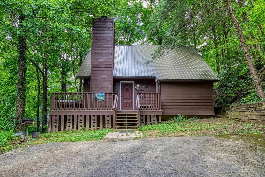 Moonshine Chalet, Hot Tub, Pool Access, Wifi, 1089 Free Tickets Each Paid Day, Dollywood And Holiday home Gatlinburg