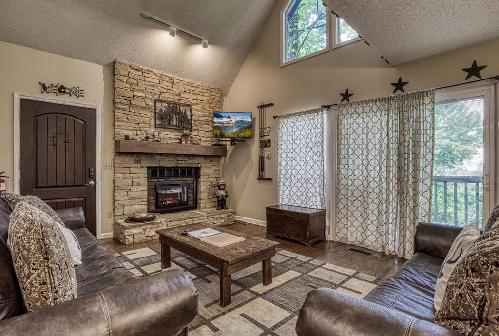 Holiday home Moonshine Chalet, Hot Tub, Pool Access, Wifi, 1089 Free Tickets Each Paid Day, Dollywood And