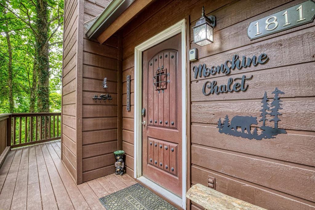 Holiday home Moonshine Chalet, Hot Tub, Pool Access, Wifi, 1089 Free Tickets Each Paid Day, Dollywood And Gatlinburg